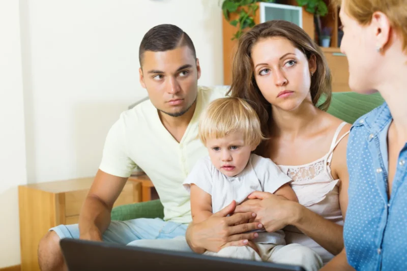 Отнемане на родителски права - родители с дете при социален работник